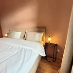 Design Altbauwohnung Mit Balkon Und Parkplatz דירה *