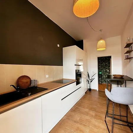 Design Altbauwohnung Mit Balkon Und Parkplatz * Lipcse